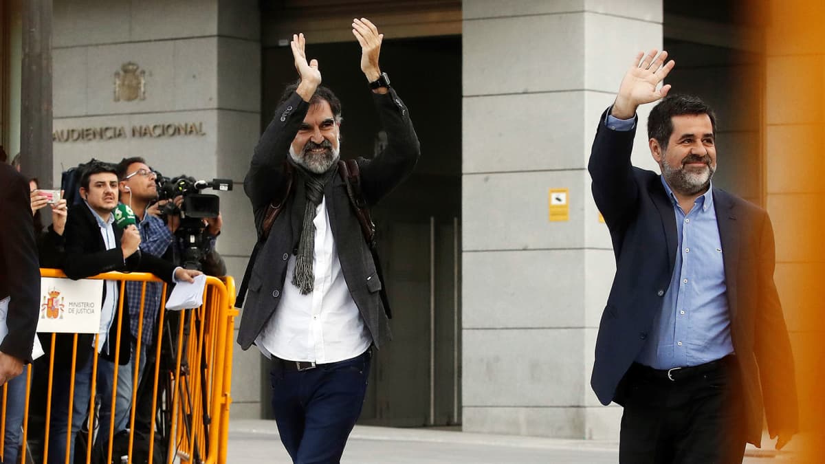 Jordi Cuixart (vas.) ja Jordi Sanchez  saapumassa oikeuden kuultavaksi Madridissa.