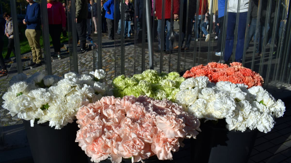 Turun puukkoiskun uhreja muistettiin kukkasin Kirjastosillalla 17. syyskuuta 2017.