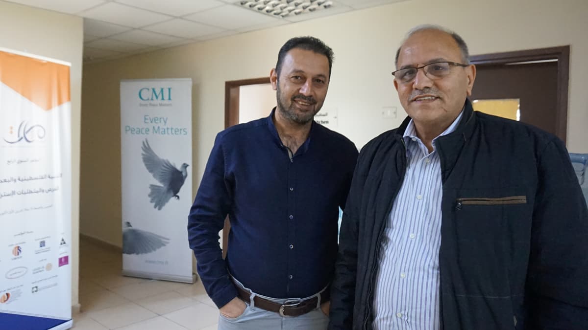 Tutkimuskeskus Masaratin johtaja Hani al-Masri (oik.) ja CMI:n työntekijä Sultan Yasin kuvattuna Ramallahissa 19. lokakuuta.