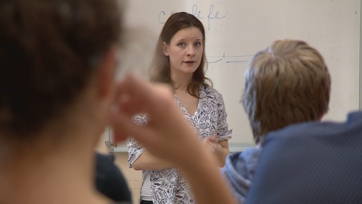 Kateřina Křivánková opettaa lukiolaisille, miten valeuutiset voi erottaa oikeista uutisista.