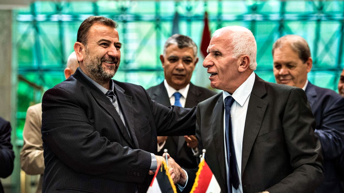 Fatahin Azam al-Ahmad (oikealla) ja Hamasin Saleh al-Aruri (vas.) kättelevät Kairossa 12. lokakuuta.
