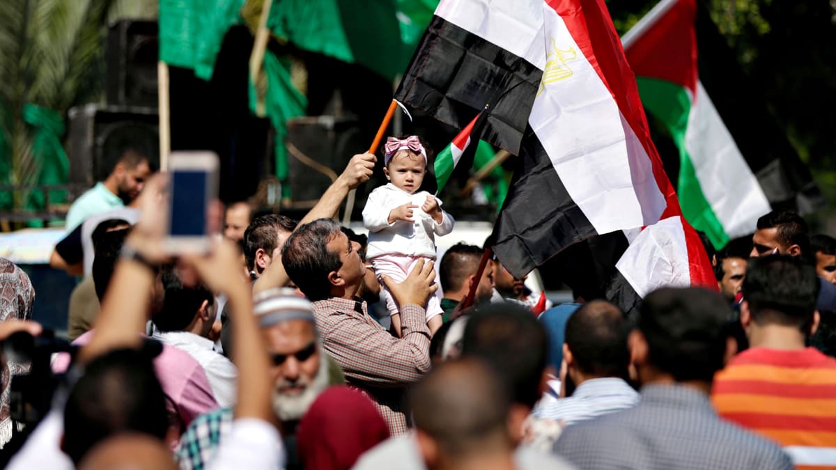 Ihmiset juhlivat Gazassa 12. lokakuuta, kun Hamas- ja Fatah-järjestöt ilmoittivat päässeensä alustavaan sopuun pitkään jatkuneessa kiistassaan.