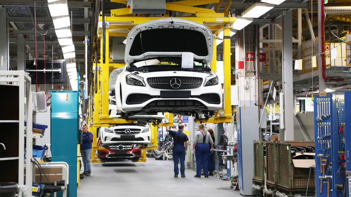 Mercedes Benz GLC-katumaastureita valmistuu Uudenkaupungin autotehtaalla.