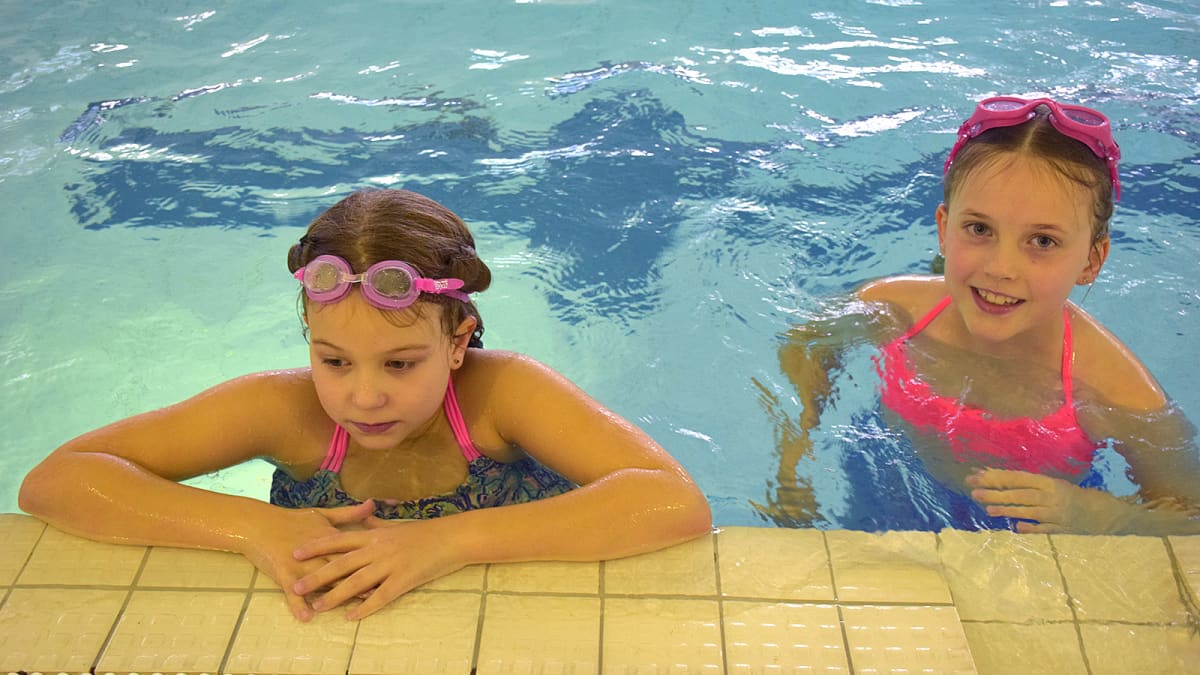 Kaksi tyttöä uima-altaassa