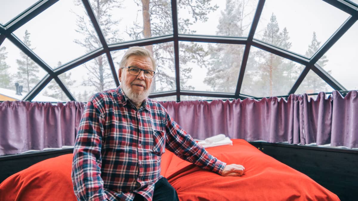 Juhani "Jussi" Eiramo lasi-iglun parisängyllä.