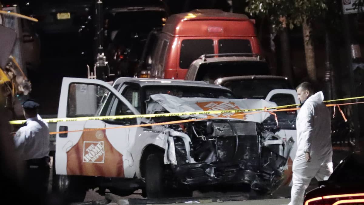 Viranomaiset tutkivat terroristi-iskussa käytettyä autoa New Yorkissa 31. lokakuuta.