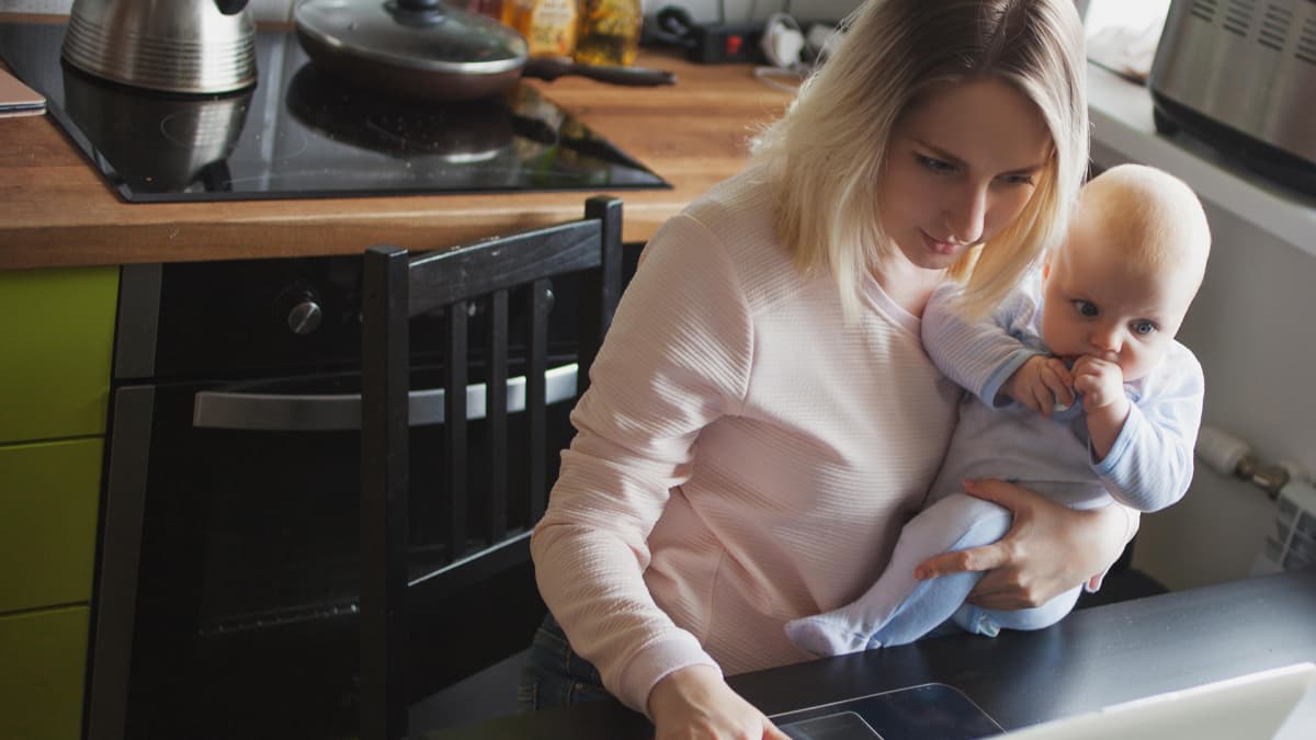 Äiti ja vauva tietokoneella