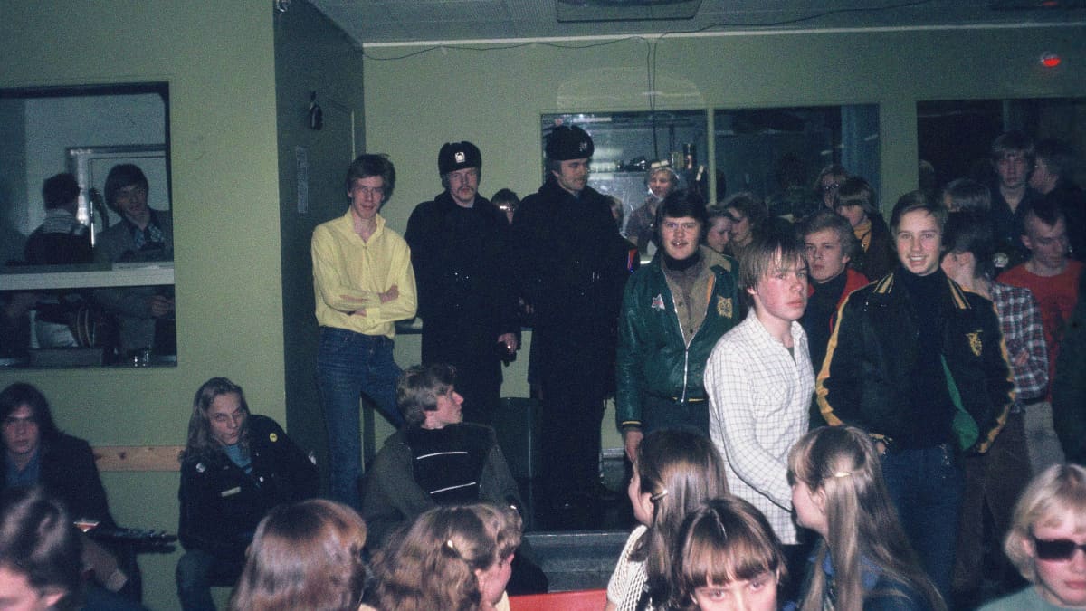 Nuorisoa ja poliiseja punkkeikalla Tampereella 1970-luvun lopulla