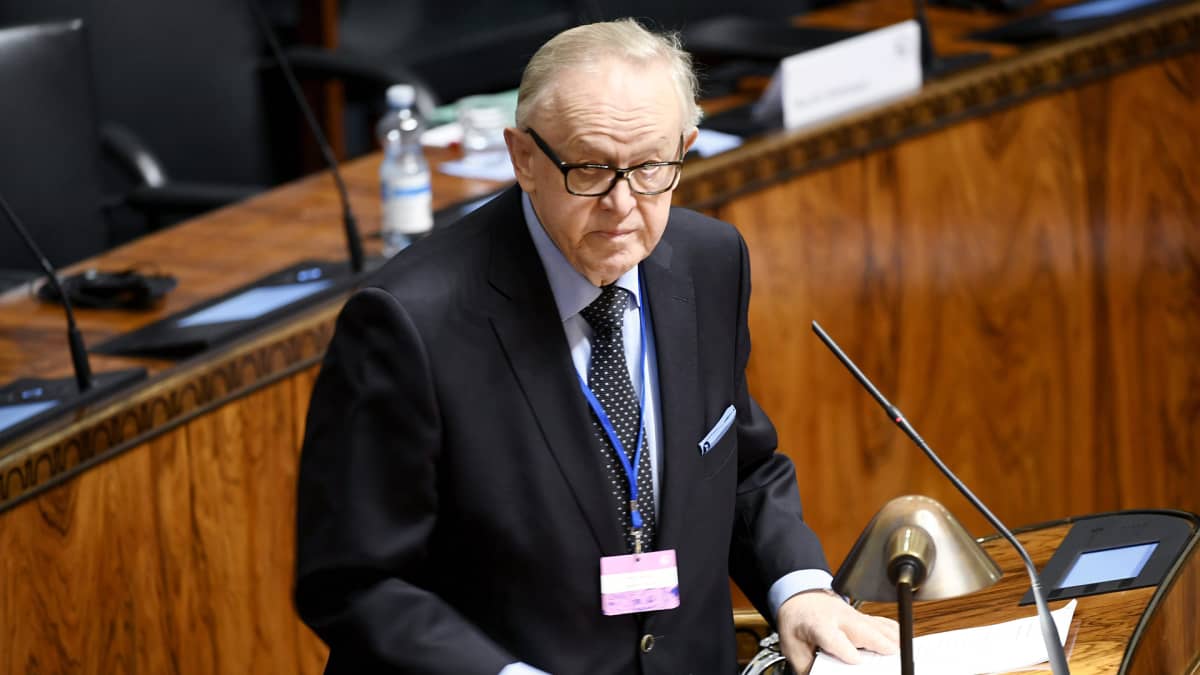 Martti Ahtisaari puhuu eduskunnassa.