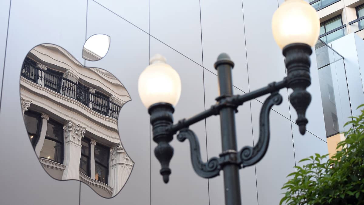 Applen logo San Francison myymälän seinässä.