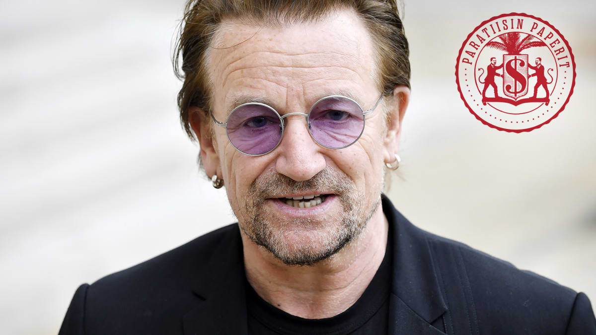 Bono vaaleanpunaisissa, pyöreissä silmälaseissaan.