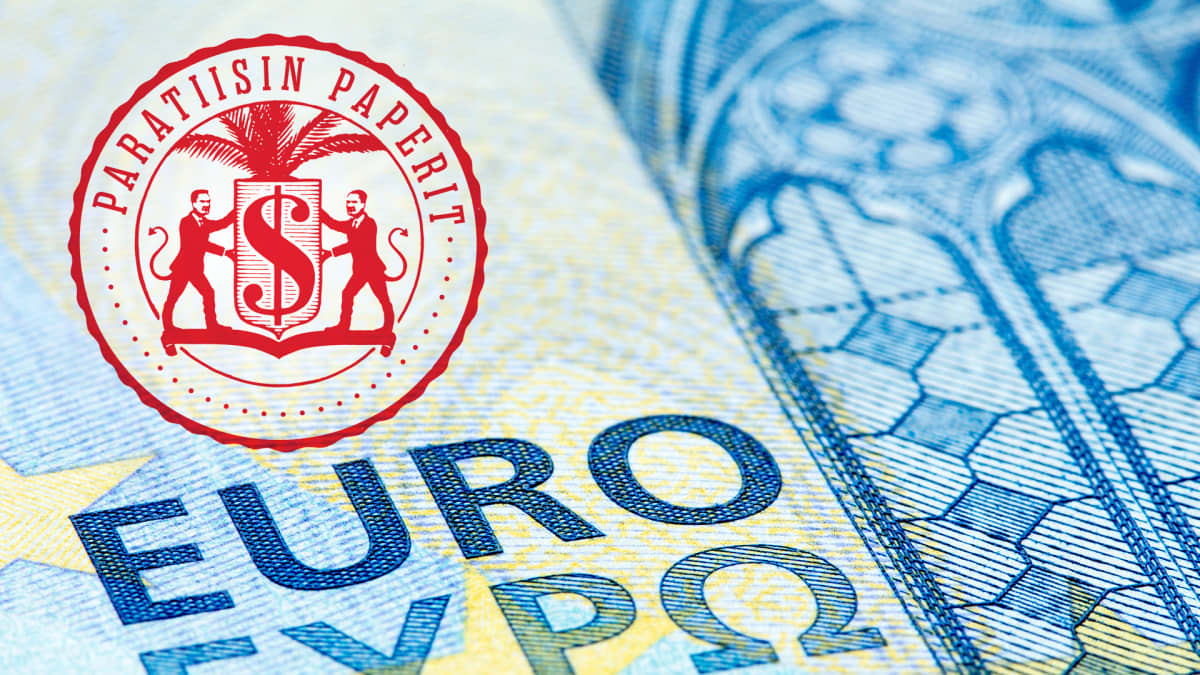 Kahdenkymmenen euron seteli, jonka päälle on laitettu punainen Paratiisin paperit -leima.