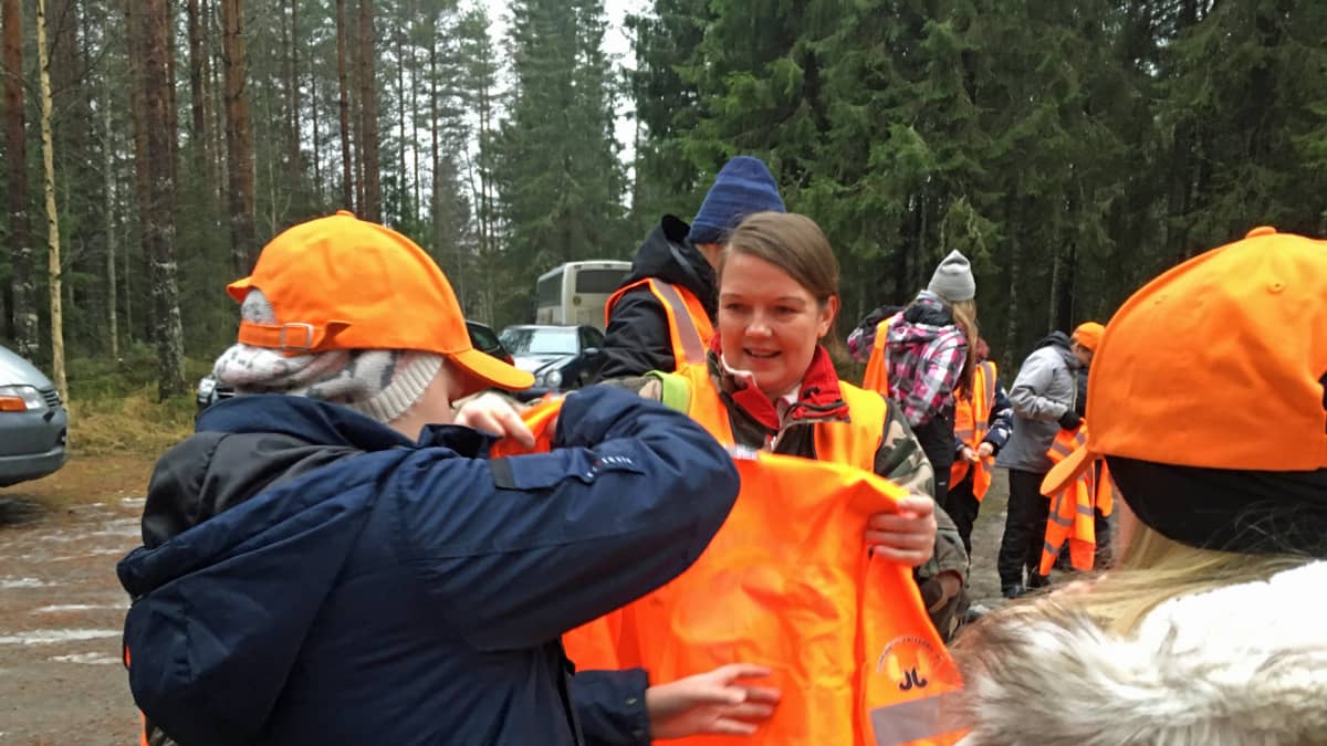 Luokanopettaja Katja Juvonen auttaa oppilaita. 