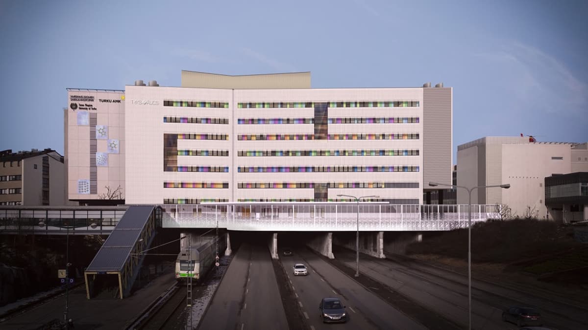 Tyksin T3-sairaala nousee Helsingintien ja junaradan ylle.