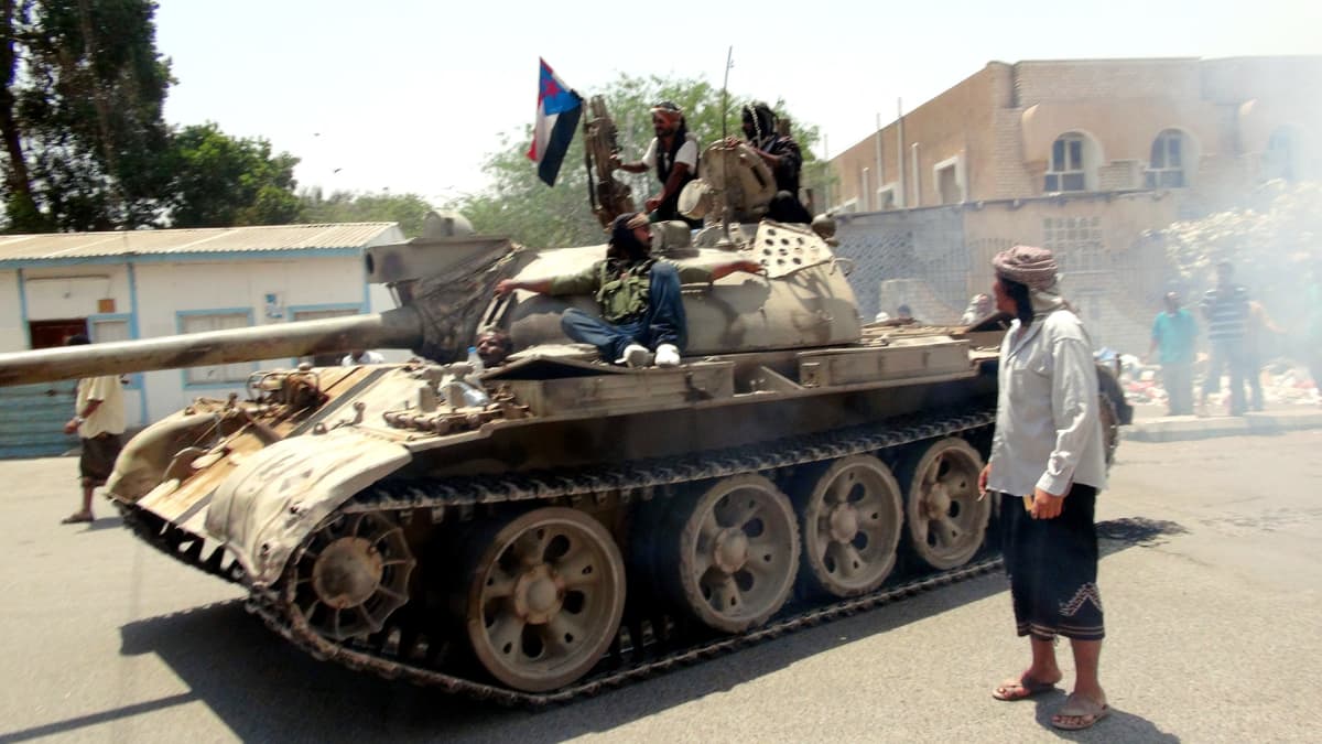 Presidentille uskollisten sotajoukkojen panssarivaunu Adenissa.
