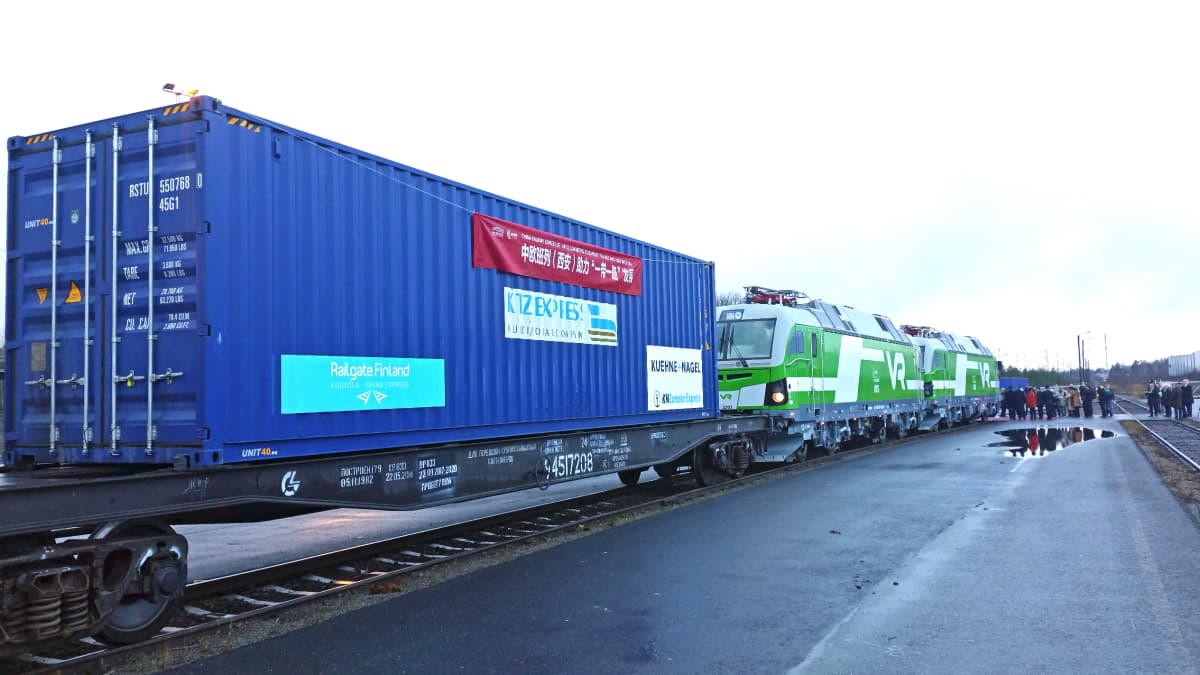 ihmisia ja siniset kontit juna kiinaan