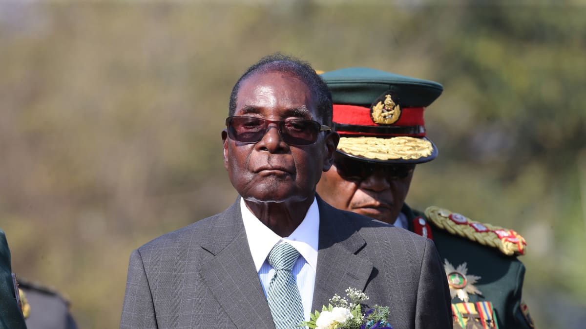Zimbabwen presidentti Robert Mugabe tarkastamassa kunniakomppaniaa.
