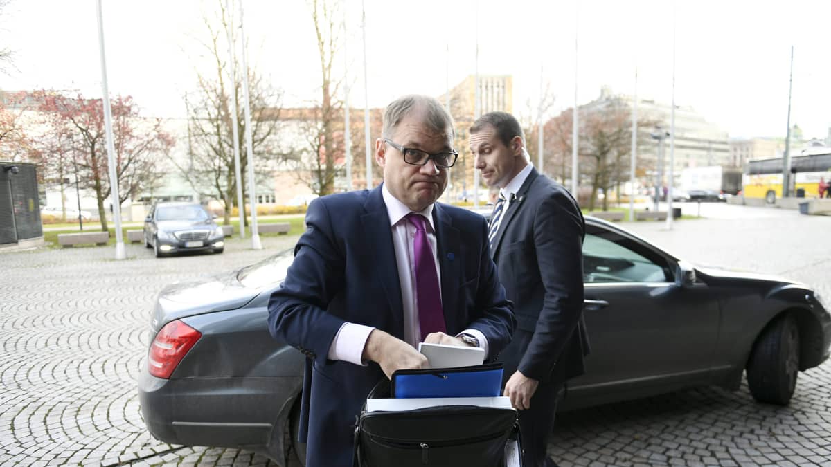  Pääministeri Juha Sipilä saapui eduskunnan Pikkuparlamenttiin ja suuren valiokunnan kuultavaksi Helsingissä keskiviikkona 15. marraskuuta 2017