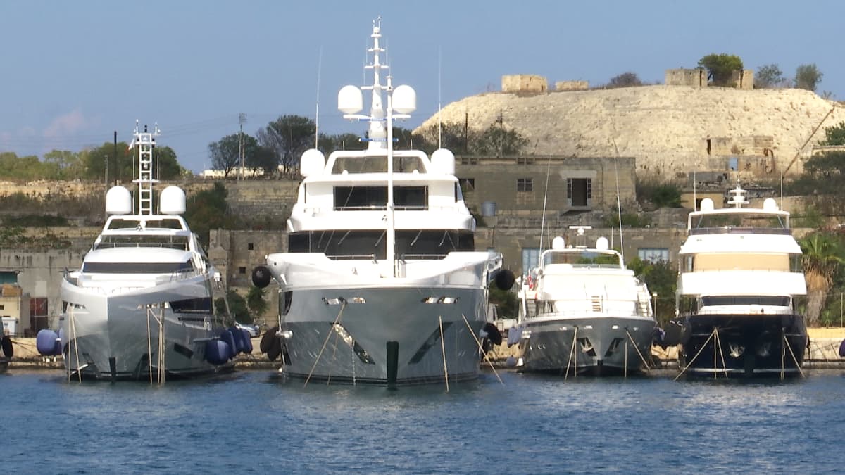 ANkkuroituja luksusveneitä Vallettassa.