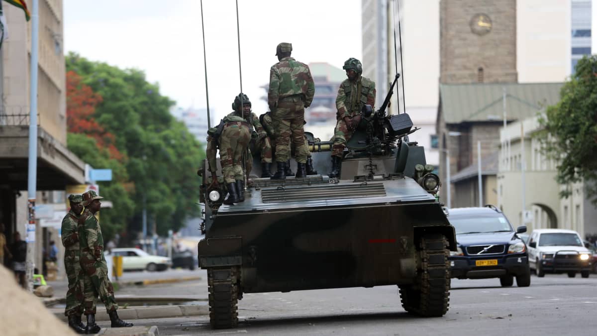 Armeijan joukot valvovat katuja Zimbabwen pääkaupungissa Hararessa.