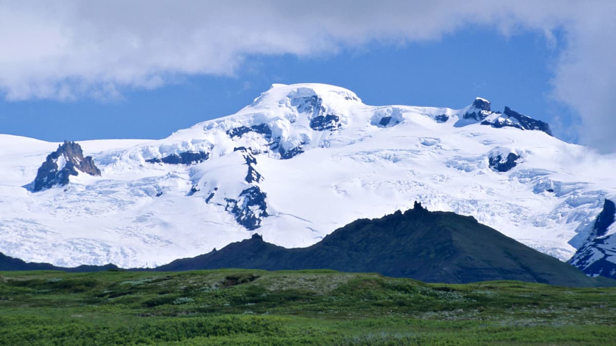 Jääpeitteinen tulivuori Öræfajökull kuvattuna 2004. 
