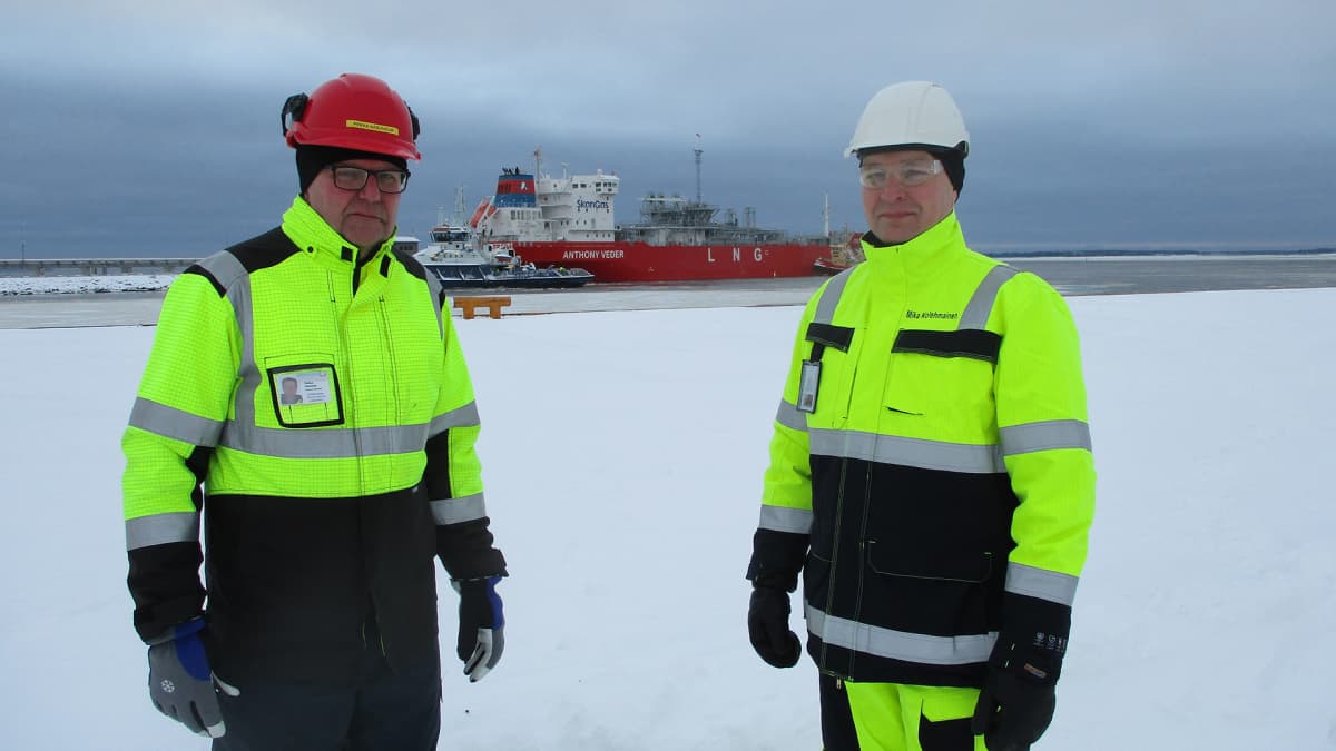 Outokummun satamapäällikkö Pekka Harjuoja ja Manga LNG Oy:n toimitusjohtaja Mika Kolehmainen olivat todistamassa ensimmäisen maakaasulastin saapumista.  