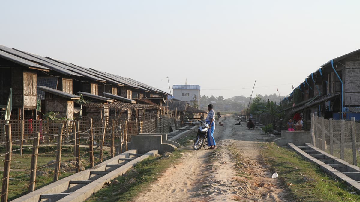 Amnesty Internationalin mukaan Myanmar on apartheidvaltio, jossa muslimivähemmistön oikeuksia poljetaan valtion politiikalla. Rohingyamuslimit eivät saa liikkua buddhalaisväestön keskuudessa ja heiltä on kielletty kansalsisuus lainsäädännöllä.