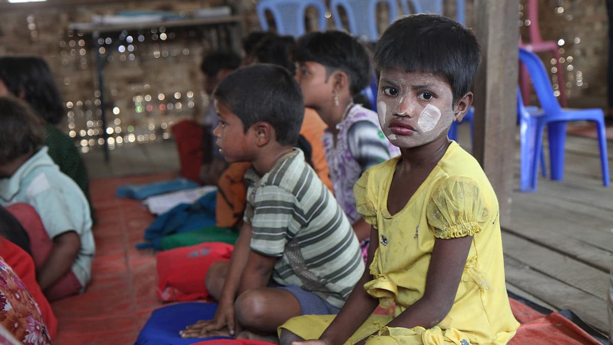 Myanmarissa kymmenettuhannet rohingyamuslimit
on suljettu leireihin. Lasten koulut toimivat kansainvälisen avun turvin.