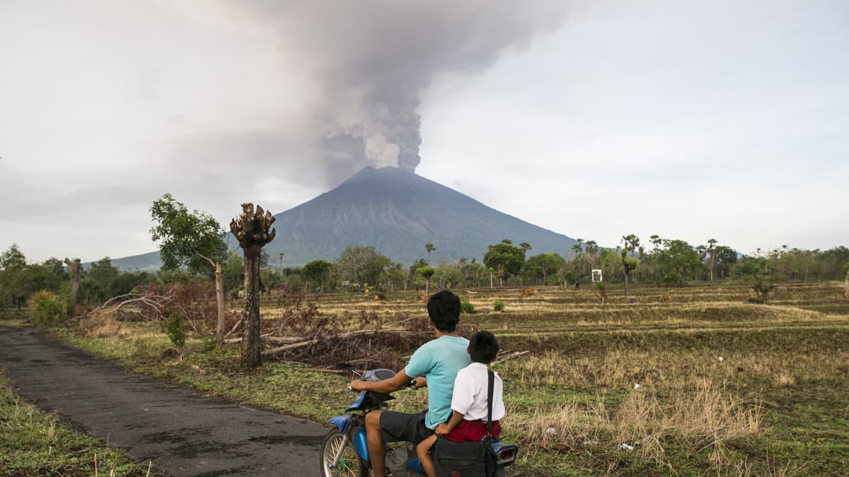 Agung tulivuori purkautuu.