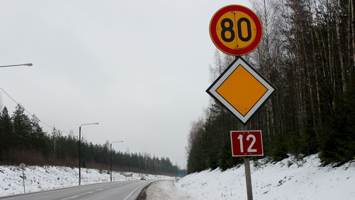 Talviajan nopeusrajoitukset otetaan käyttöön torstaista alkaen – liukas  keli aiheuttanut kolareita | Yle Uutiset