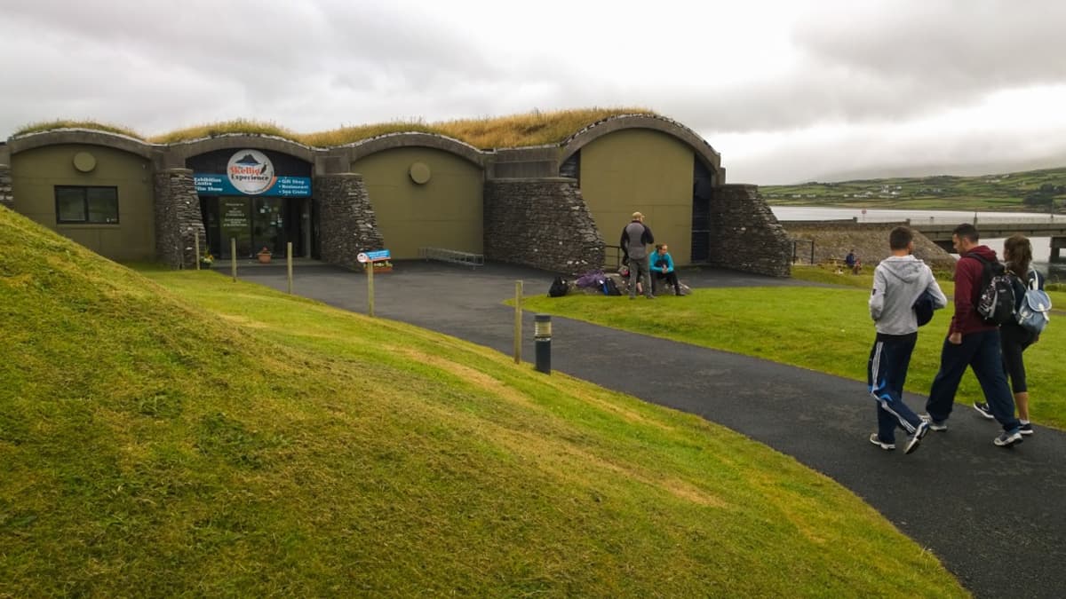 Skellig Experience -vierailukeskus sijaitsee Valentian saarella, vastarannalla Portmageen kylää.