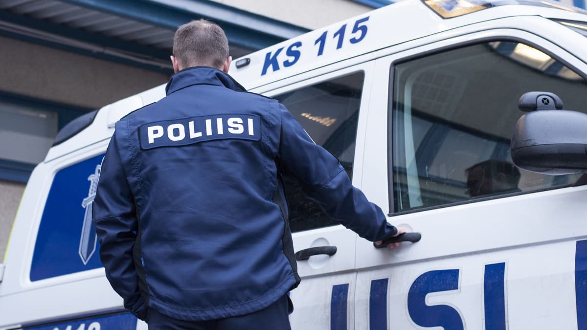 Poliisi menossa autoonsa