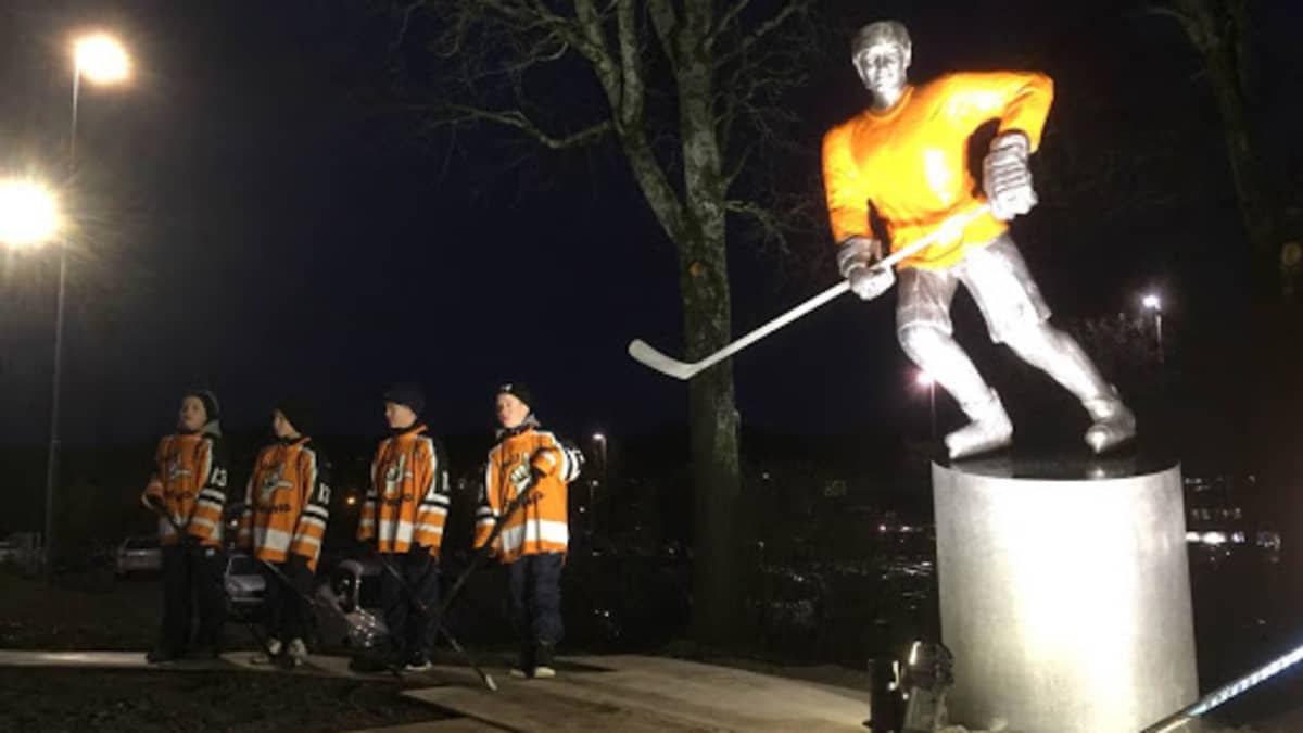 Erkki Laineen näköisptsas Lahden jäähallin edustalla.