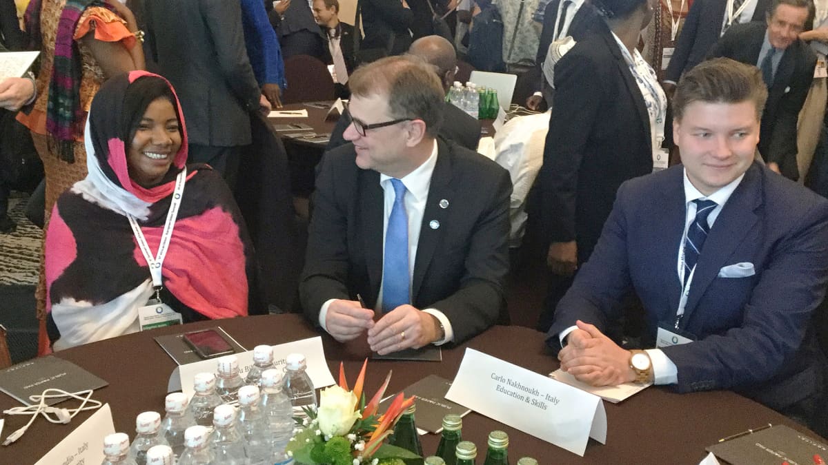 Pääministeri Sipilä Norsunluurannikolla EU:n ja Afrikan maiden päättäjien sekä nuorten tapaamisessa. Oikealla Suomea edustava nuorisodelegaatti Tuomas Tikkanen. 
