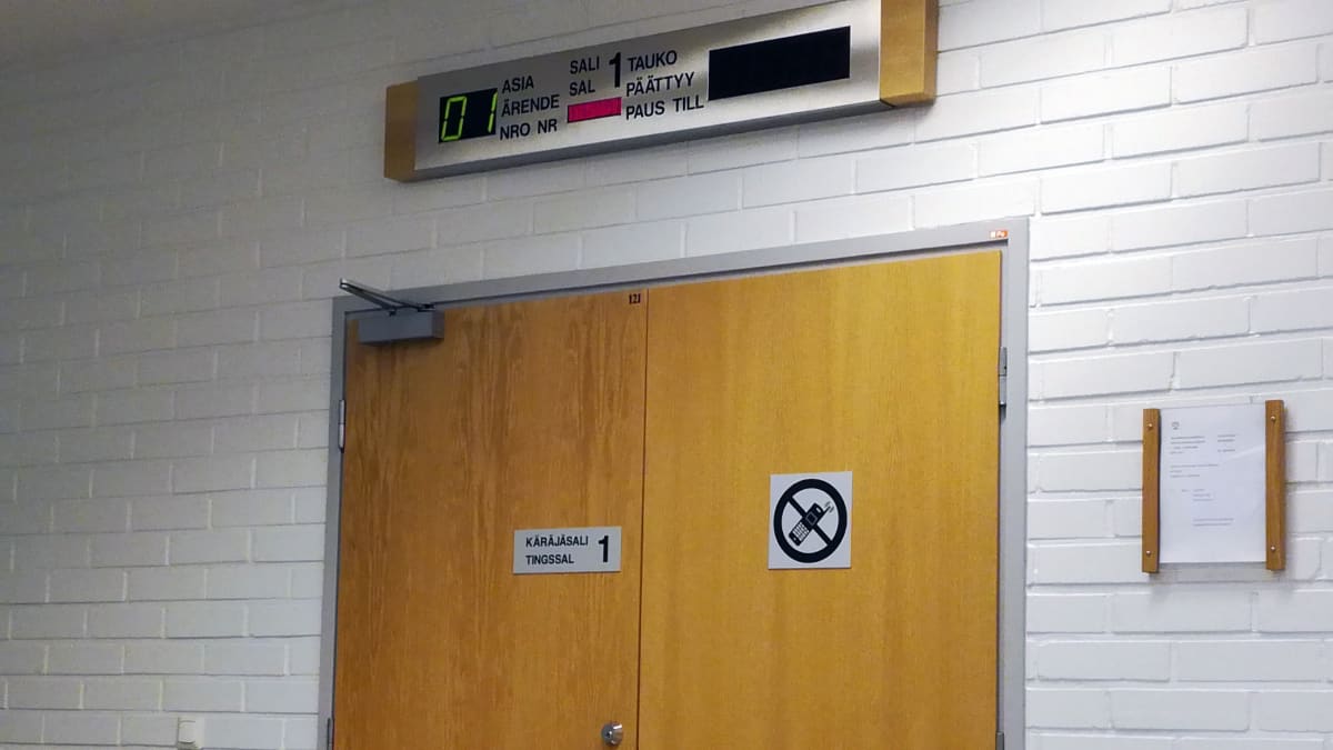 Käräjäoikeuden istosalin ovi