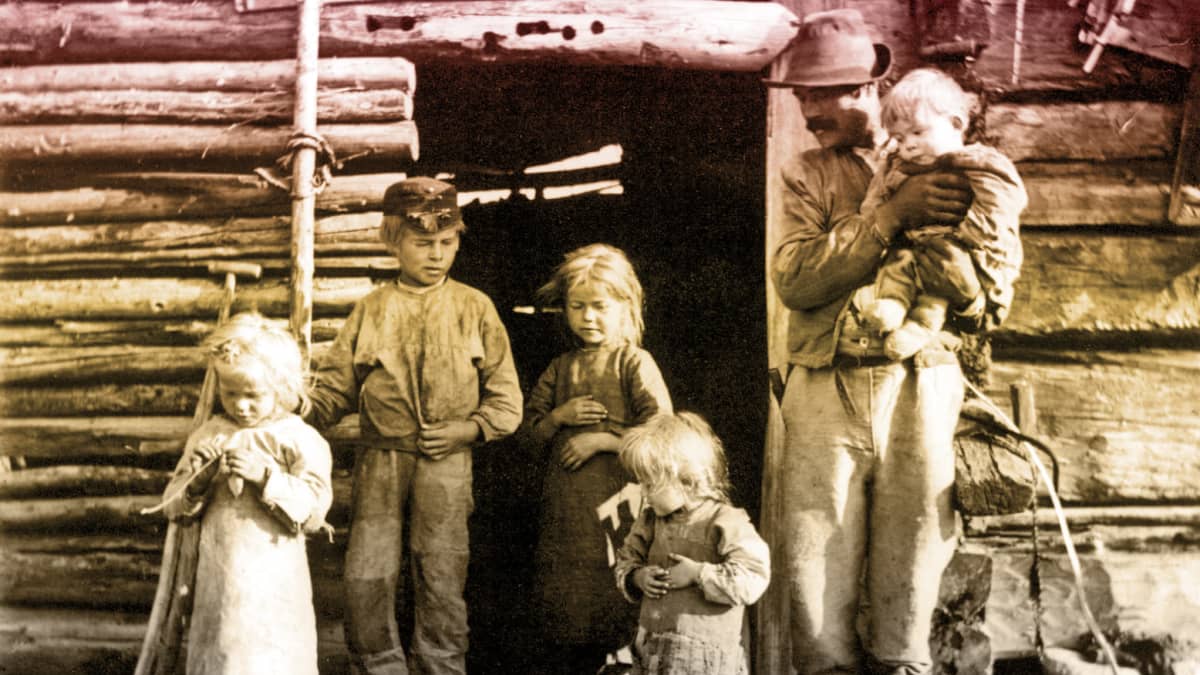 Kun Suomesta tuli Suomi -sarjan pääkuva Luukkosen perheestä Taivalkoskella, joka joutui kesällä 1917 turvautumaan pettuleivän syöntiin. Kuva: Samuli Paulaharju / Museovirasto