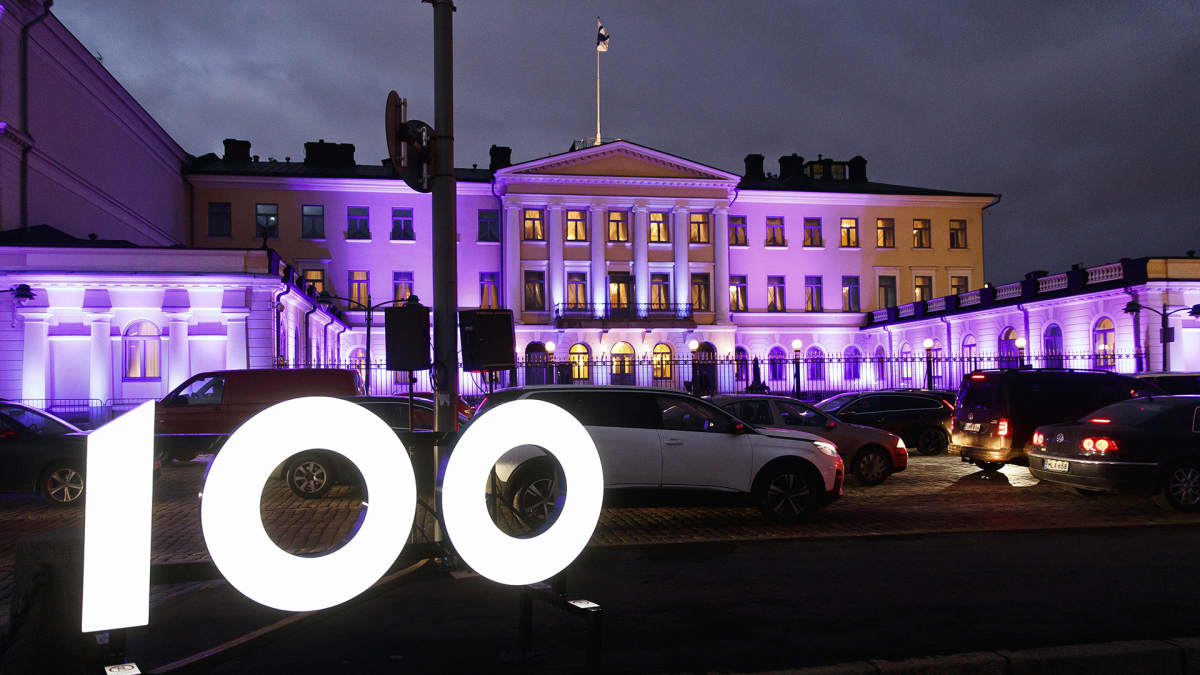 Suomi 100 -itsenäisyyspäivän valmisteluita Presidentinlinnan edustalla Helsingissä 4. joulukuuta.