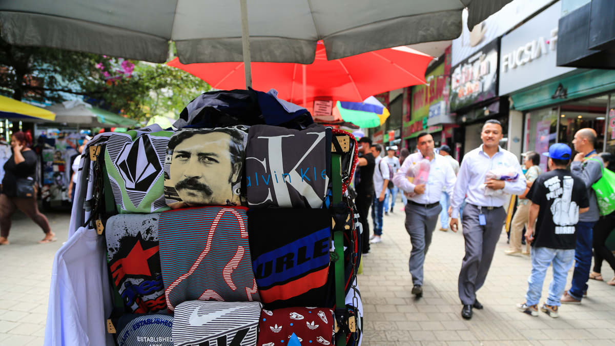 Pablo Escobar-paitoja löytyy useasta kojusta Medellínin keskustasta.