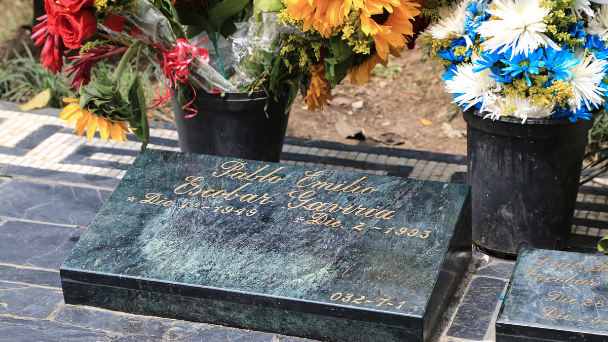 Pablo Escobarin hauta Jardines Montesacron hautausmaalla on jatkuvasti kukilla koristeltu.