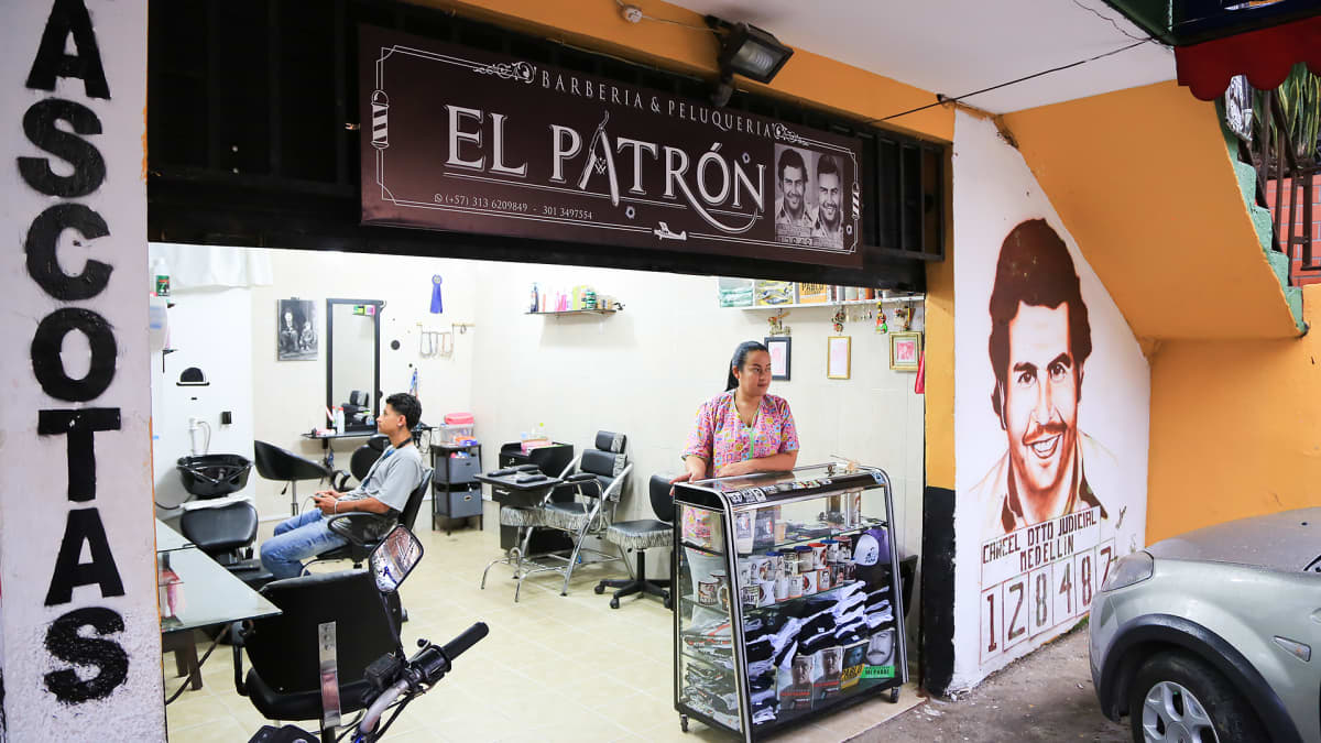 Parturi-kampaaja Yamile Zapata nimesi putiikkinsa Pablo Escobarin muistoa kunniottaen "El Patróniksi".