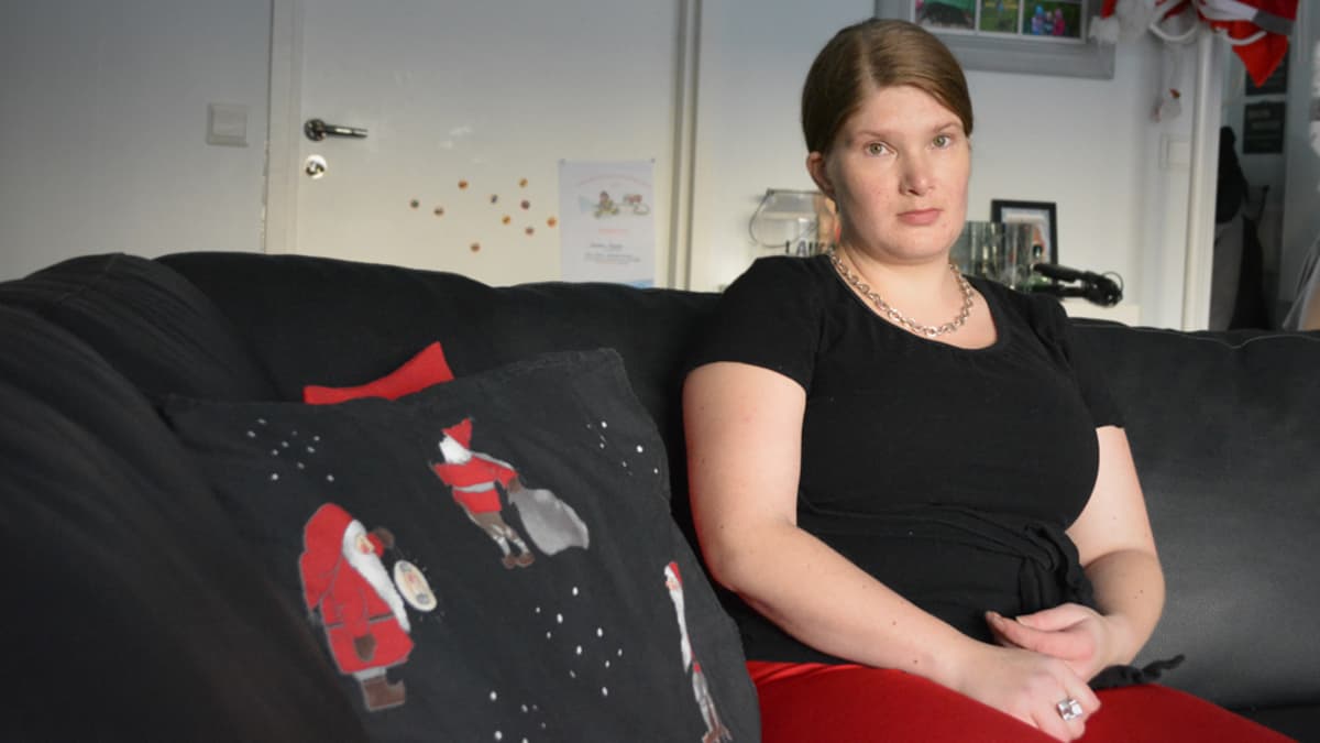 MLL:n Kempeleen paikallisyhdistyksen hallituksen puheenjohtaja Liisa Lumijärvi istuu sohvalla