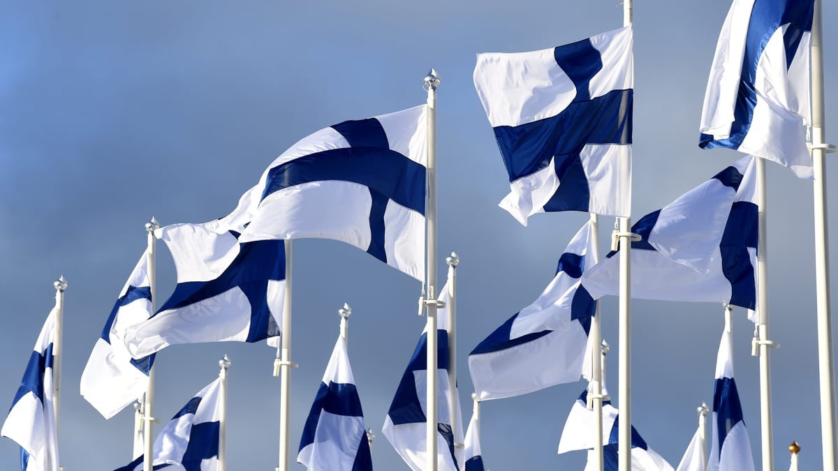 Tänään liputetaan Suomen lipulle – siniristilippumme täyttää 100 vuotta |  Yle Uutiset