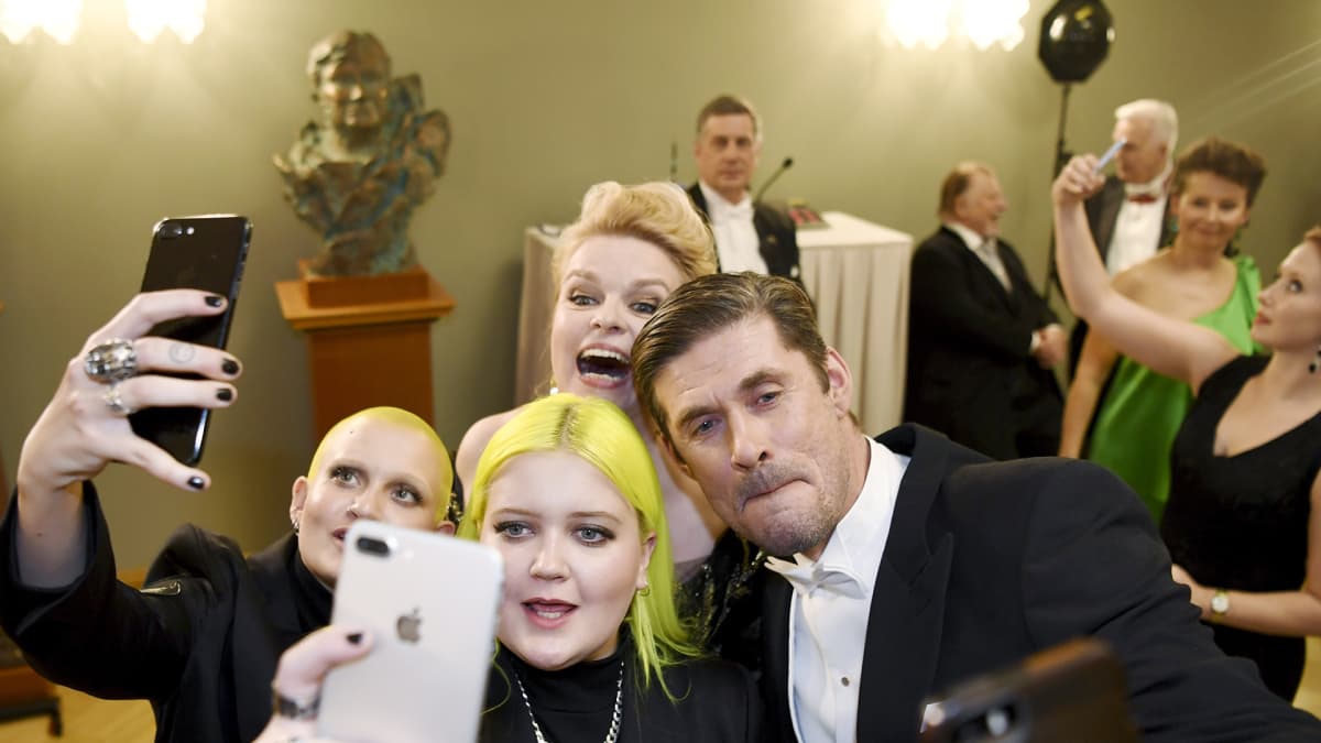 Muusikot Alma ja siskonsa Anna, sekä näyttelijät Elina Knihtilä ja Tommi Korpela ottavat selfieitä Suomen 100-vuotisjuhlavuoden itsenäisyyspäivän vastaanotolla Helsingissä.