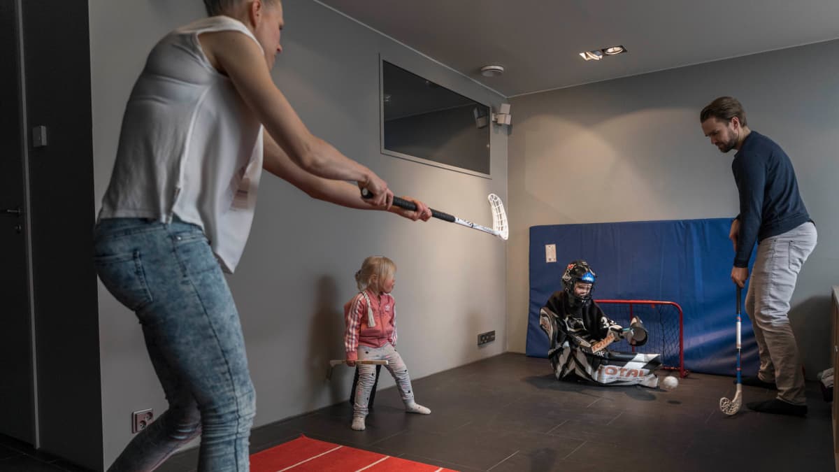 Tarkit pelaavat sählyä lastensa kanssa