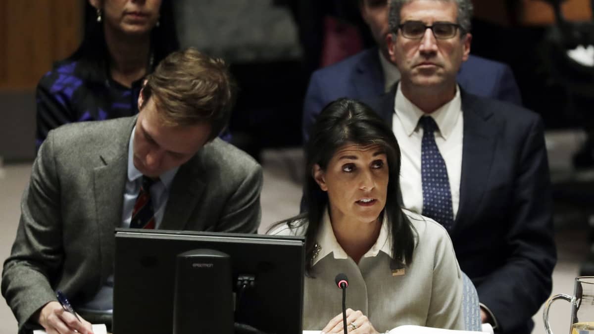Yhdysvaltain YK:n suurlähettiläs Nikki Haleyistuu YK:n turvallisuusneuvoston kokouksessa.