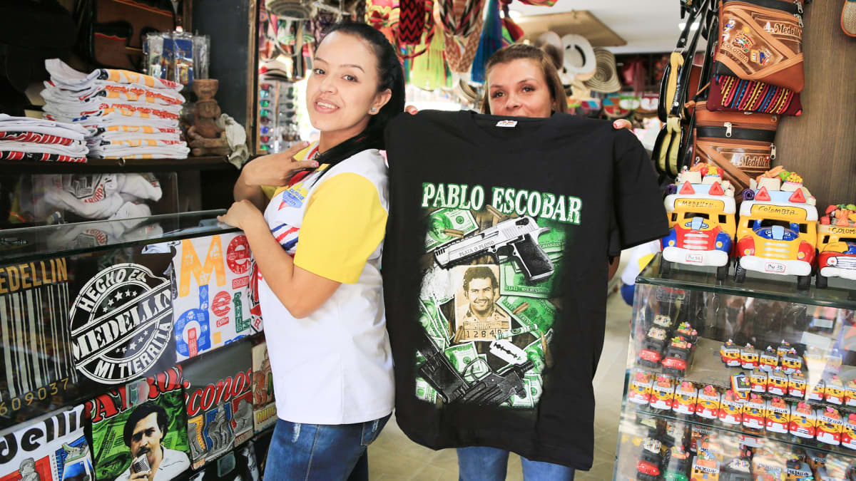 Pablo Escobar -rihkamaa on myytävänä runsaasti Medellínin keskustassa.