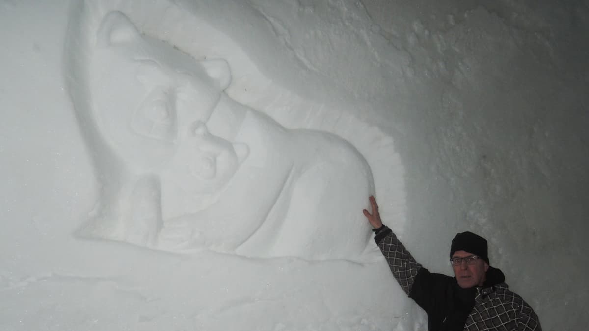 Lumilinnan sisäseinässä taiteilija Tapio Uusitalon karhuteos