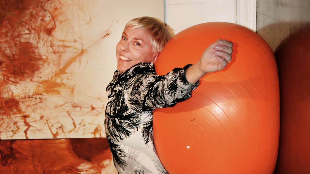 Kuvassa Raisa Foster ja oranssi jumppapallo