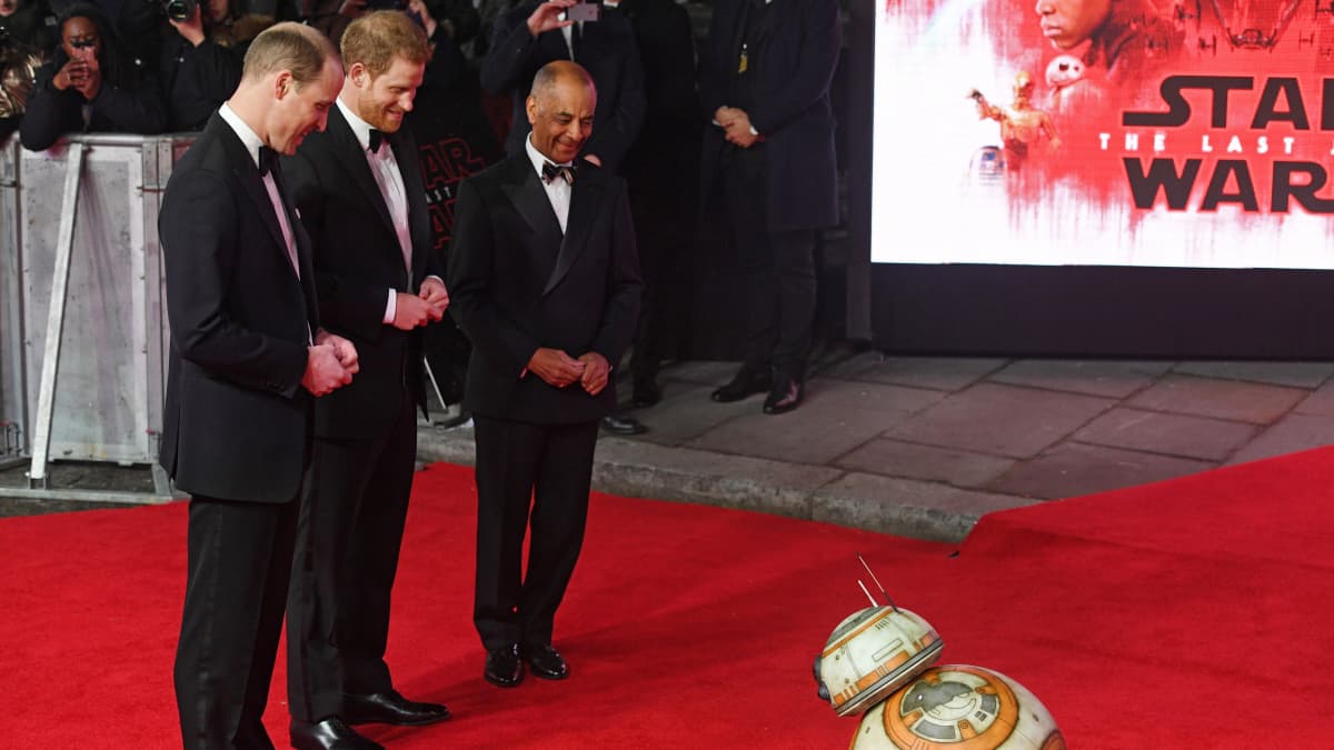 Britannian prinssit William ja Harry Star Wars: The Last Jedi -elokuvan Euroopan ensi-illassa Lontoossa 12. joulukuuta.