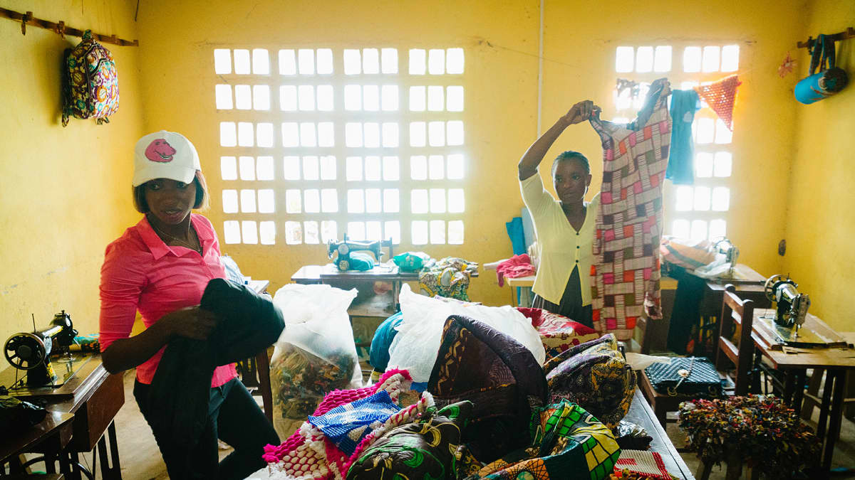 Naisia käsityöluokassa Sierra Leonessa.